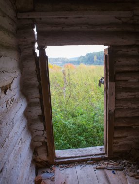eski kapı hatadan kırık kilit ile