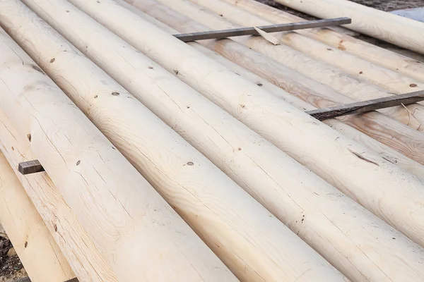 Nuevos troncos cilindrados para la construcción — Foto de Stock