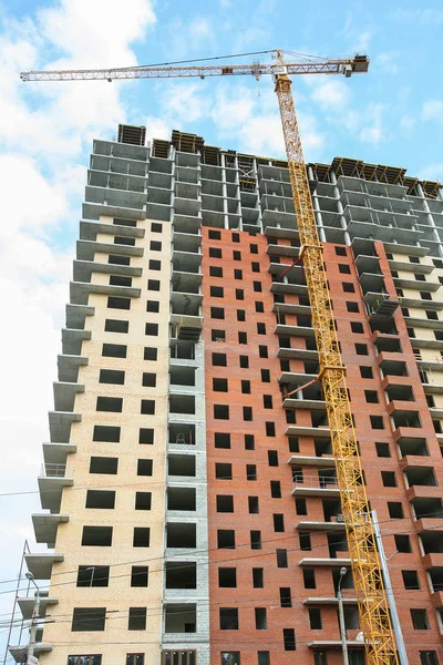 Bouw van meerdere verdiepingen residentieel gebouw — Stockfoto