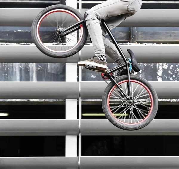 Ciclista salto na bicicleta — Fotografia de Stock