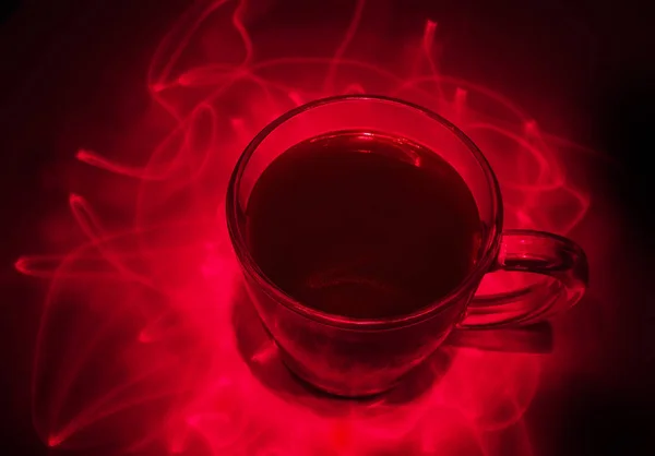 Glas kaffe Mugg i laserstrålar — Stockfoto