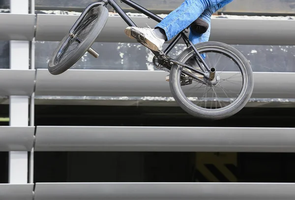 Ciclista salto na bicicleta — Fotografia de Stock
