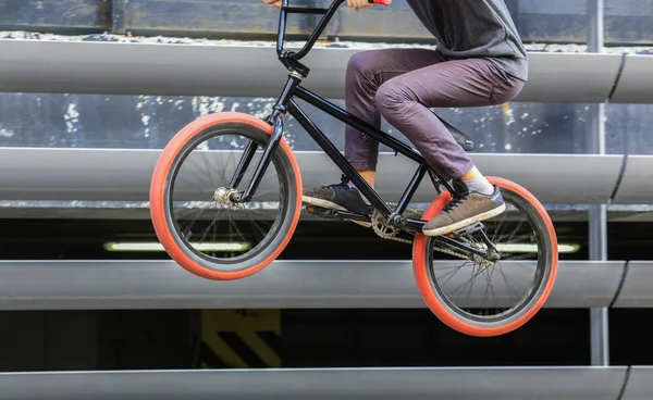 Ciclista salto na bicicleta — Fotografia de Stock