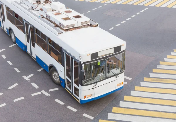 Trolley beweegt langs een straat stad — Stockfoto