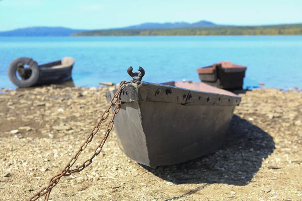 Boote am Ufer des Sees — Stockfoto