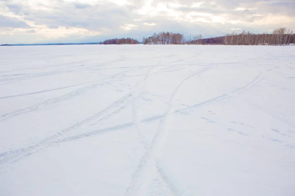 Günbatımı üzerinde göl buzla kaplı — Stok fotoğraf