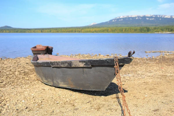 Лодки на берегу озера — стоковое фото