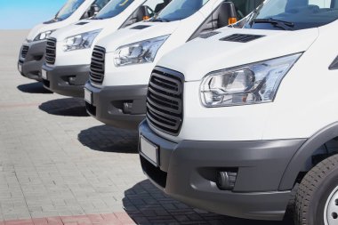 Minibüsler ve minibüsler dışarıda.
