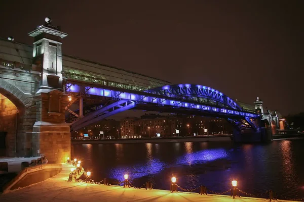 Winter nacht Moskou voet brug — Stockfoto