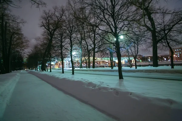 Зимняя аллея вдоль реки Москвы — стоковое фото