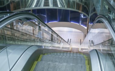 modern binanın yürüyen merdiven