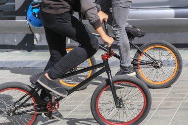 iki bisiklet spor bisiklet üzerinde 