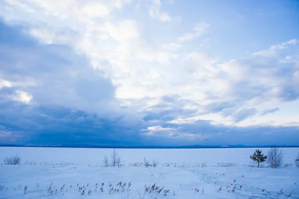 Západ slunce nad jezerem, pokryté ledem — Stock fotografie