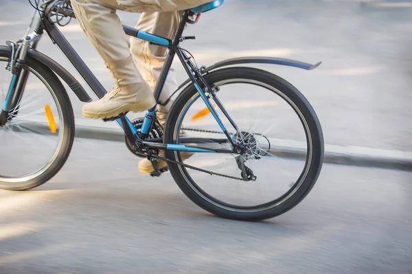 Ciclista vai de bicicleta rua abaixo — Fotografia de Stock