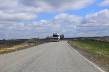 kamyon karayolu üzerinde gider