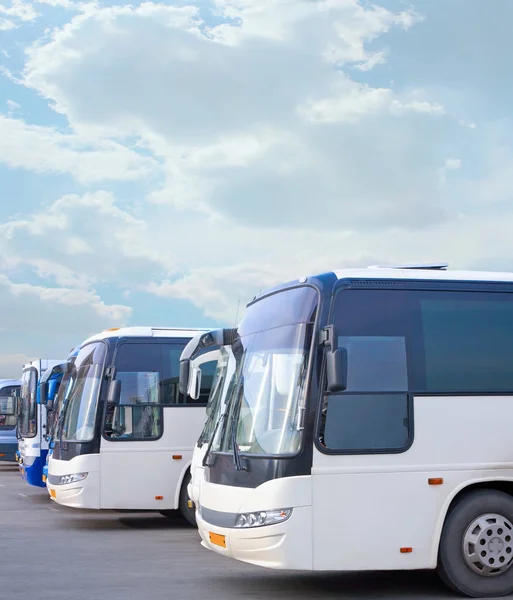 Toeristische bussen op de parkeerplaats — Stockfoto