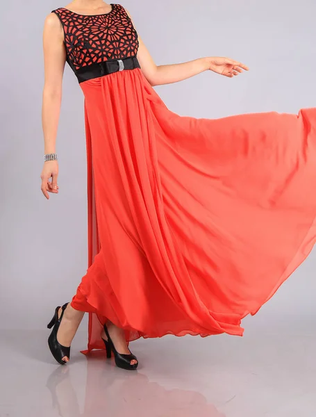 Flicka i vacker röd klänning — Stockfoto