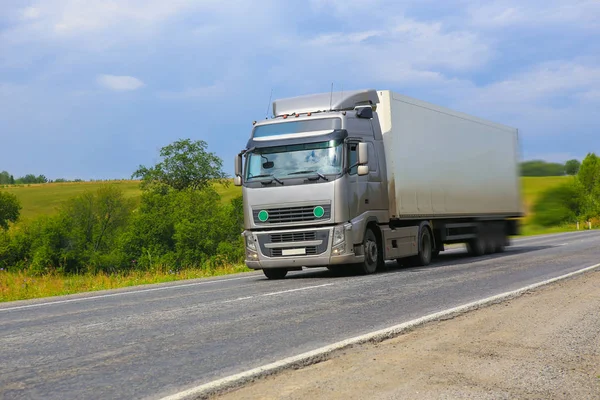 Vrachtwagen beweegt op land snelweg — Stockfoto