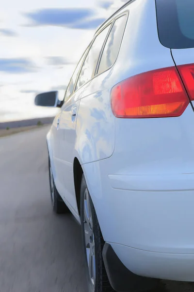 Voitures se déplaçant sur l'autoroute — Photo