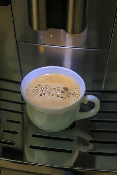 Coffee machine pours coffee in cup — Stock Photo, Image