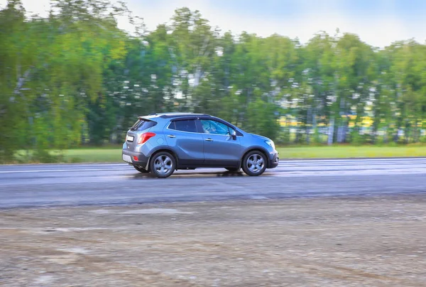 SUV moves on the highway — Stock Photo, Image