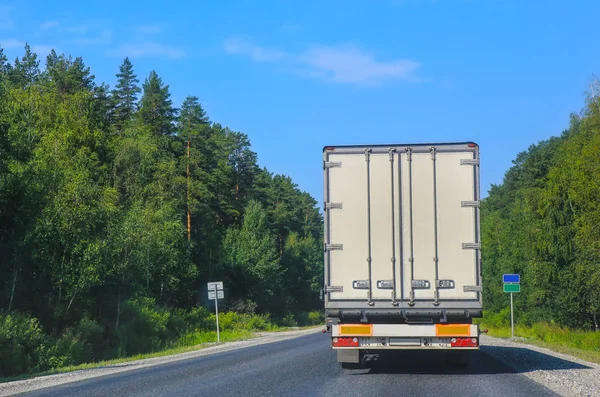Вантажні перевезення білої вантажівки — стокове фото