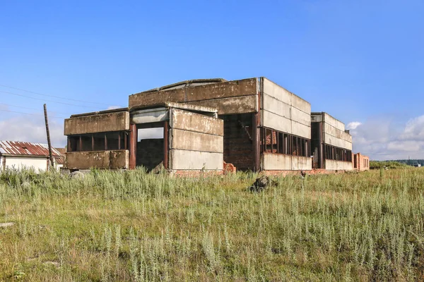 Ruin opuszczonej fabryce - beton — Zdjęcie stockowe