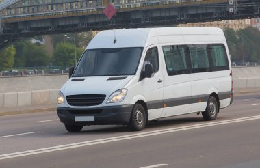 Minibus Şehir Caddesine Gidiyor