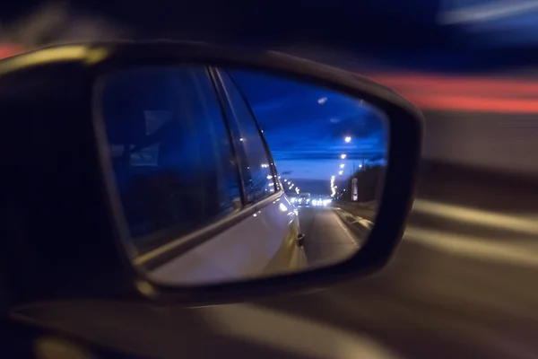 Reflejado en el espejo lateral del coche — Foto de Stock