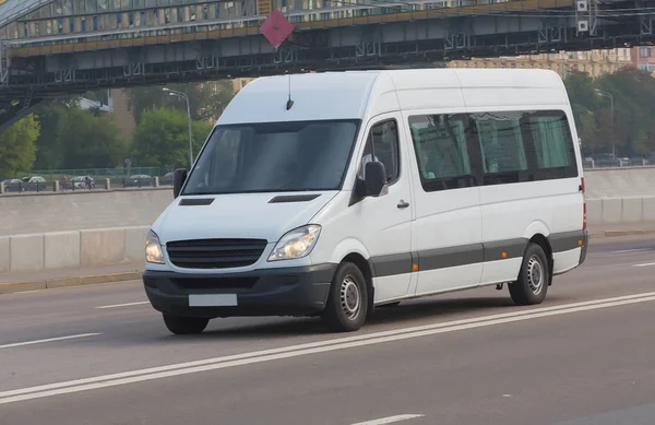 Minibus jedzie na ulicę City — Zdjęcie stockowe