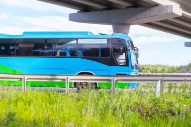 Karayolu Köprüsünün altında üzerinde otobüs gidiyor