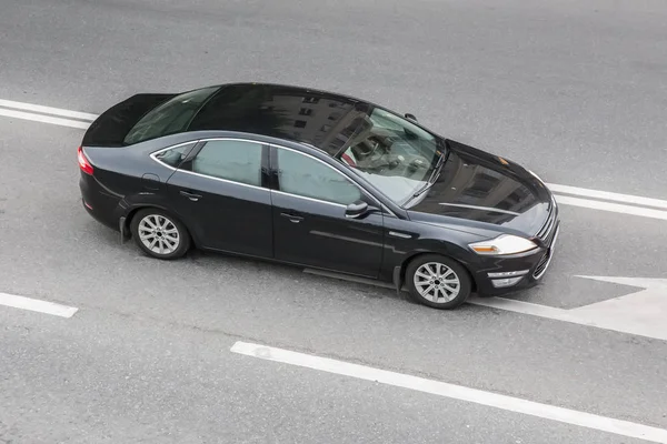 Bilen moderna svart på motorvägen — Stockfoto