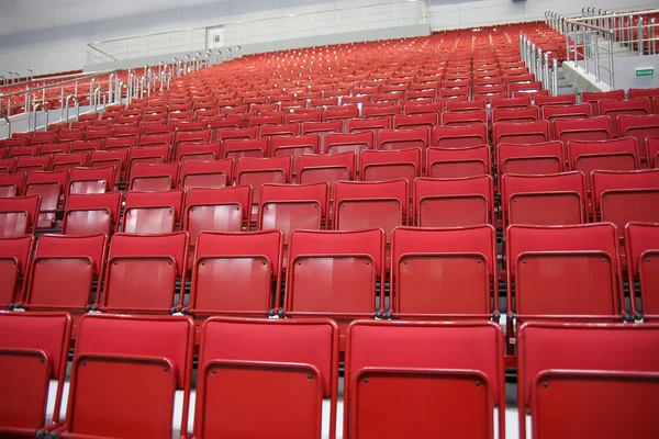 File di sedili rossi allo stadio — Foto Stock