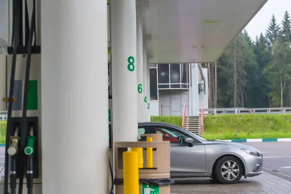 Arabalı benzin istasyonu — Stok fotoğraf