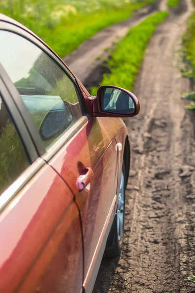 Coche en la carretera del campo en el prado — Foto de Stock