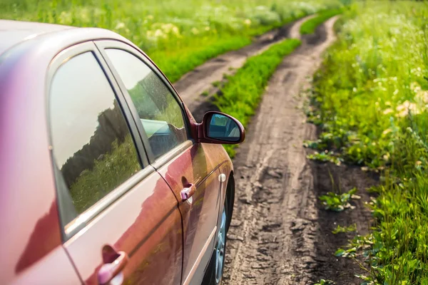 Auto op de landweg in weide — Stockfoto