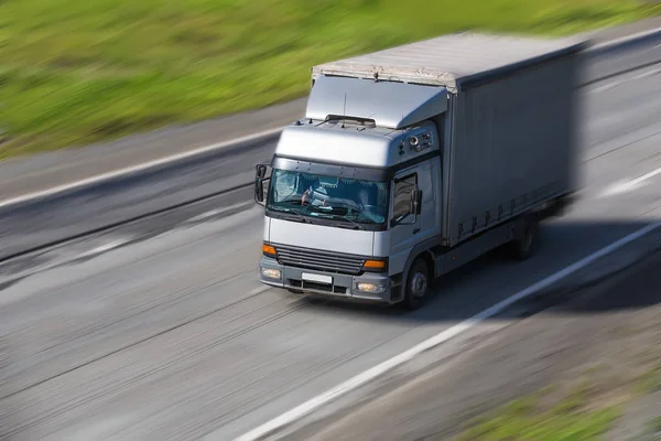 Ciężarówka porusza się po autostradzie — Zdjęcie stockowe