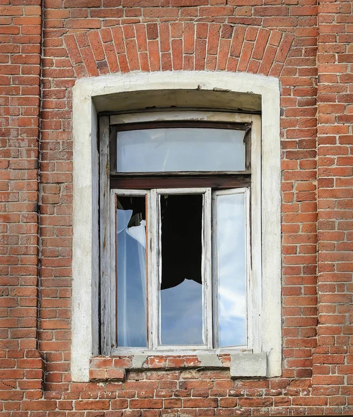 Ventana con vidrio roto — Foto de Stock