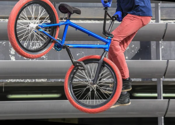 นักขี่จักรยานกระโดดบนจักรยาน — ภาพถ่ายสต็อก