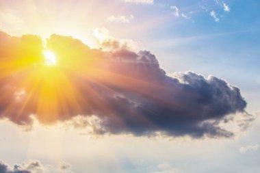 Güneşin ve bulutların üzerinde sky