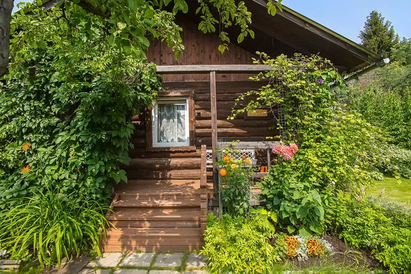 Деревянный дом с цветущим садом — стоковое фото