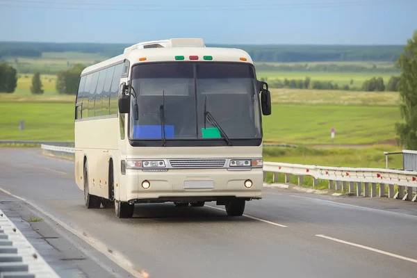 Автобус едет по сельской дороге — стоковое фото