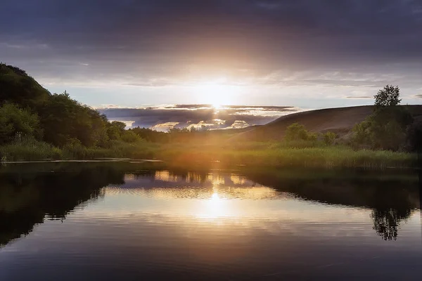Pôr do sol no rio Volga Rússia — Fotografia de Stock