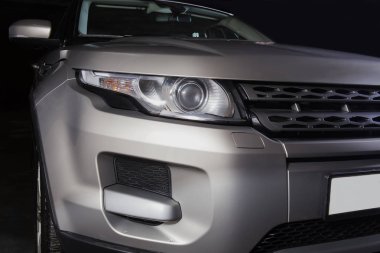 Modern prestijli arabanın far ışığı yakın plan.