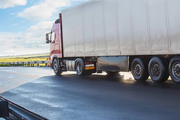 Lastbilar på motorvägen till regn — Stockfoto