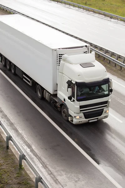 Vrachtwagen beweegt op de snelweg — Stockfoto