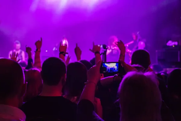 Public au concert à la boîte de nuit — Photo