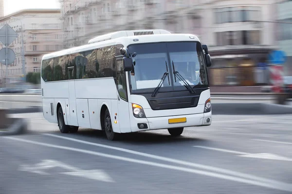 Bus gaat langs straat — Stockfoto