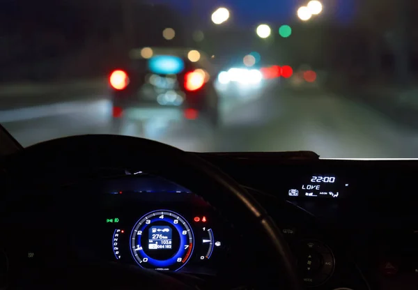 Carro em movimento na estrada à noite — Fotografia de Stock