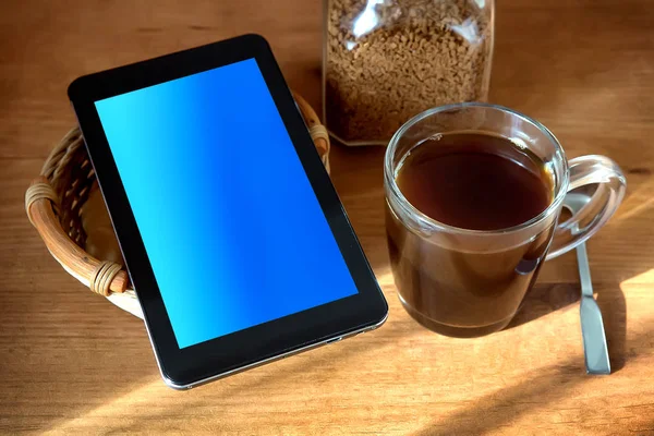 Taza de café de la mañana y la tableta en la mesa — Foto de Stock